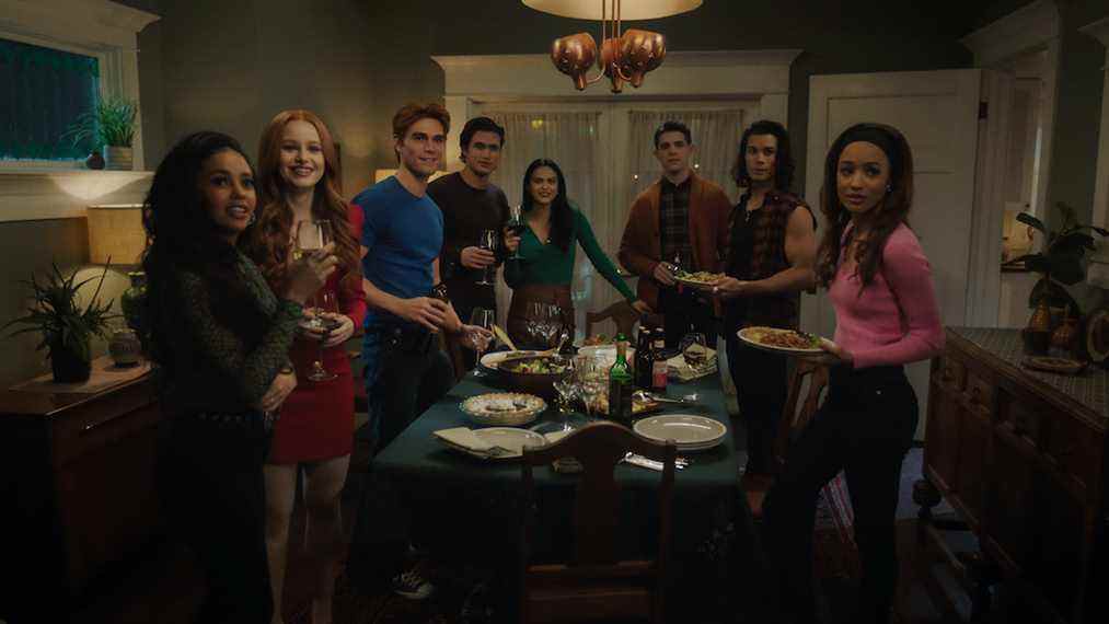 Riverdale - Madelaine Petsch + KJ Apa + Lili Reinhart + Camila Mendes + Vanessa Morgan + Erinn Westbrook + Cole Sprouse