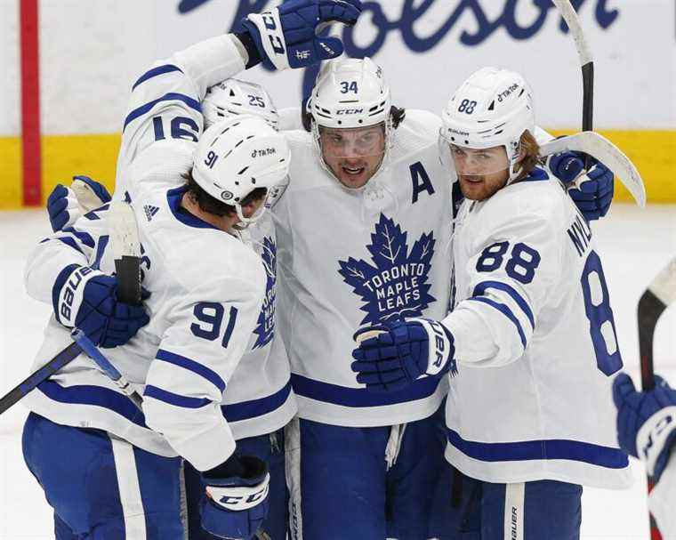 SIMMONS : Les étoiles portent les Maple Leafs au sommet de la LNH