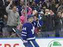 L'attaquant des Maple Leafs de Toronto Auston Matthews est photographié alors qu'il célèbre l'un de ses deux buts contre les Blue Jackets de Columbus au Scotiabank Arena le 7 décembre 2021. À l'avenir, les règles provinciales COVID réduiront considérablement le nombre de fans pouvant assister à un match.