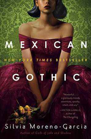 couverture de Mexican Gothic de Silvia Moreno-Garcia, avec une photo d'une femme latina du nez vers le bas, assise dans une robe marron à épaules dénudées et tenant des fleurs jaunes