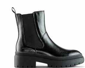 Les bottes à semelle épaisse sont chaudes et donc aussi en fausse fourrure ;  glissez-vous dans la mi-hauteur Warrior Leather Winter Sneaker de Cougar ou la botte avant-gardiste Swinton Patent de Cougar (cougarshoes.com).