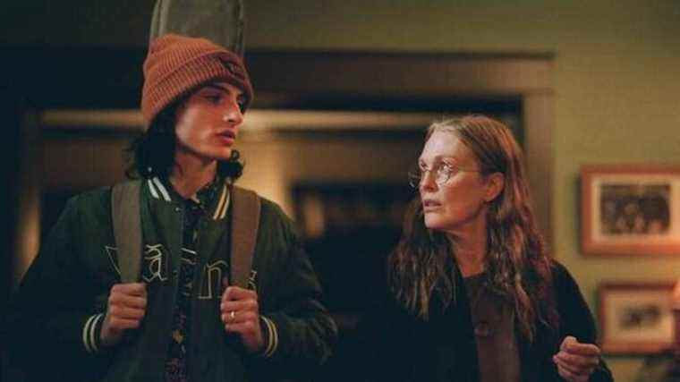 L'image du premier aperçu de Quand vous aurez fini de sauver le monde présente Finn Wolfhard et Julianne Moore dans le rôle de la mère et du fils
