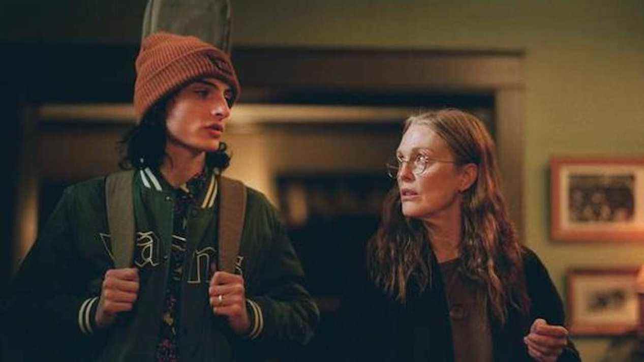 L'image du premier aperçu de Quand vous aurez fini de sauver le monde présente Finn Wolfhard et Julianne Moore dans le rôle de la mère et du fils
