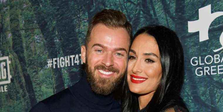 Artem Chigvintsev se souvient d'un coup de foudre « controversé » avec Nikki Bella sur DWTS

