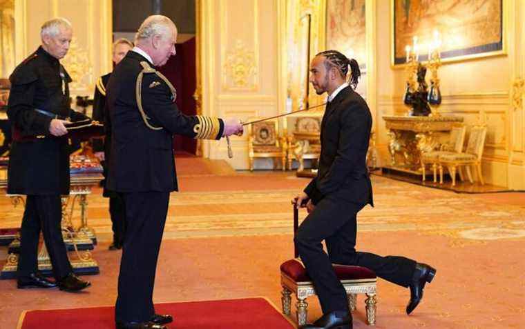 Lève-toi Sir Lewis Hamilton : la star de la Formule 1 est anoblie par le prince Charles