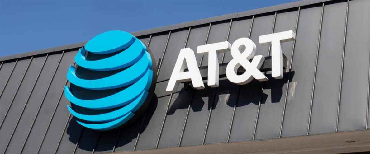 Magasin de vente au détail de téléphones portables AT&T.  Au milieu des nouvelles règles de distanciation sociale, AT&T propose un service en bordure de rue.