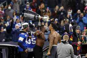 Les arrières défensifs défilent la Coupe Grey autour d'IG Field à l'arrière d'un camion.  KEVIN KING/Winnipeg Sun/Réseau Postmedia