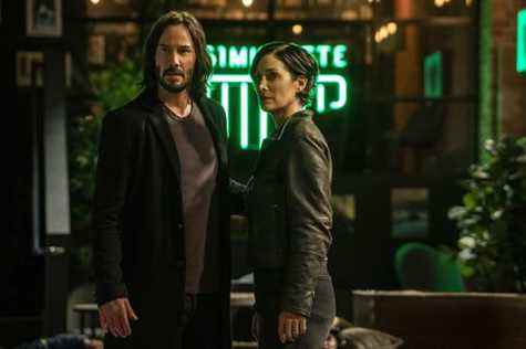 keanu reeves et carrie anne moss dans les résurrections matricielles