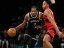 L'attaquant des filets Kevin Durant (7) contrôle le ballon contre l'attaquant des Raptors Scottie Barnes (4) au cours du quatrième trimestre au Barclays Center. 