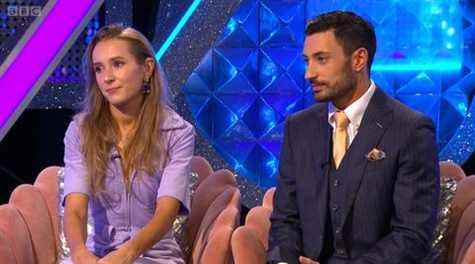 rose ayling ellis et giovanni pernice s'assoient sur des chaises en forme de coquille alors qu'elles sont interviewées sur strictement venir danser spin off il faut deux