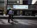 Des piétons passent devant la Bourse de Toronto dans le quartier financier de Toronto le 16 septembre 2021. 