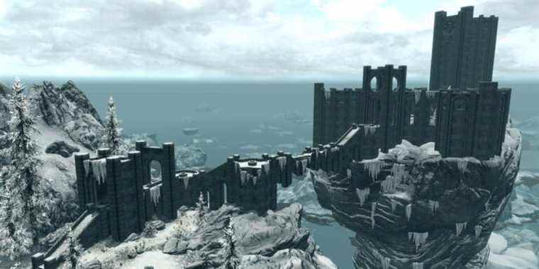 Un fan de Skyrim construit un impressionnant collège de loisirs de Winterhold à Minecraft
