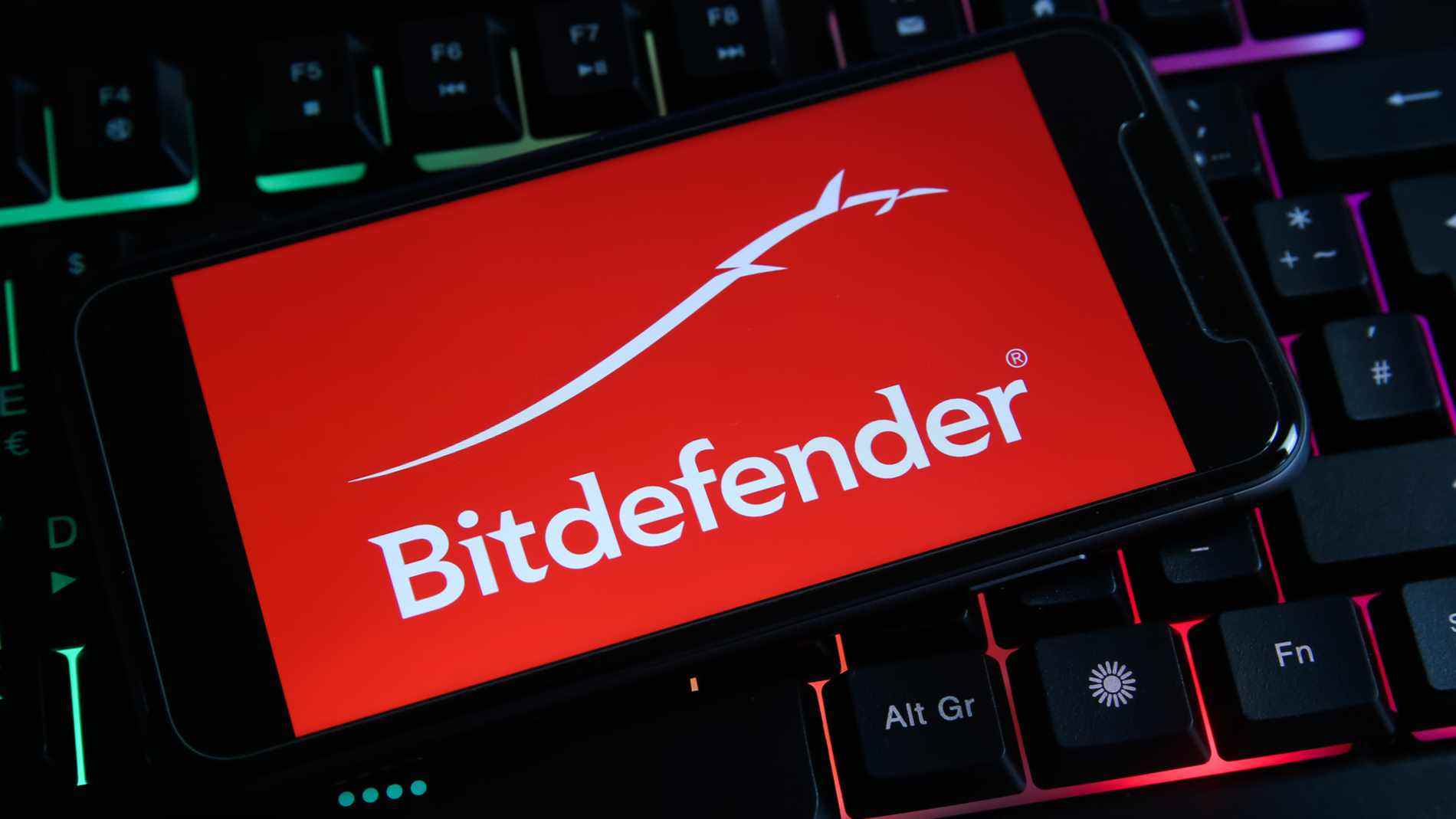 Logo Bitdefender sur le smartphone au-dessus du clavier