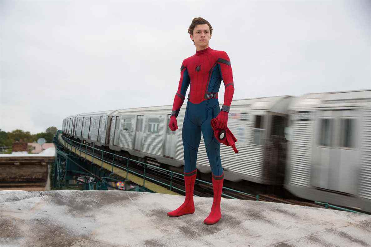 Spider-Man: Homecoming - une rame de métro passe derrière Spider-Man