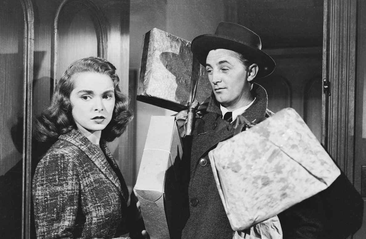 Robert Mitchum se présente chez Janet Leigh avec des cadeaux dans Holiday Affair