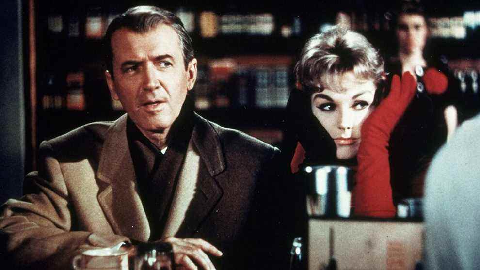 Bell Book and Candle  : Kim Novak et Jimmy Stewart dans un magasin