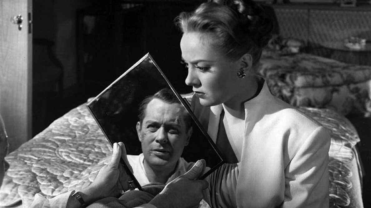 Robert Montgomery dans un miroir tenu par Audrey Totter dans Dame au lac