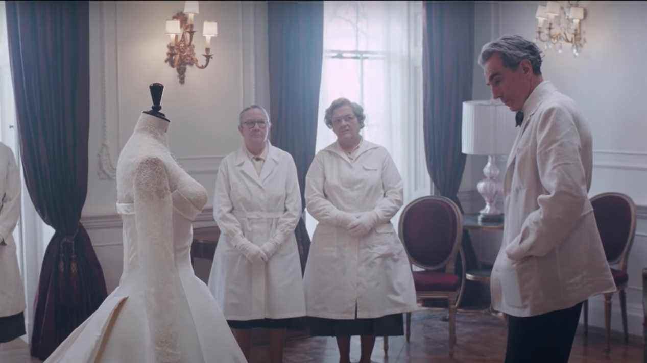 Daniel Day Lewis passe en revue une robe dans Phantom Thread.