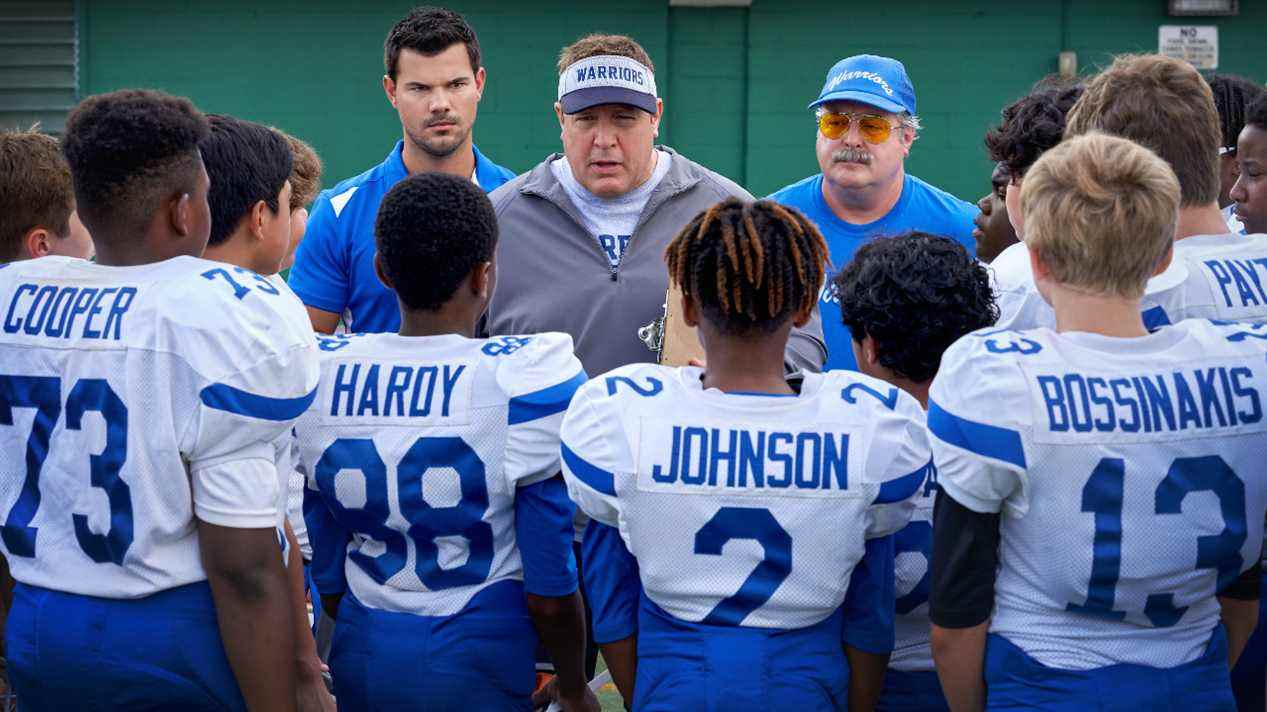 Taylor Lautner, Kevin James et Christopher Farrar donnent un discours d'encouragement à leur équipe dans l'équipe à domicile.