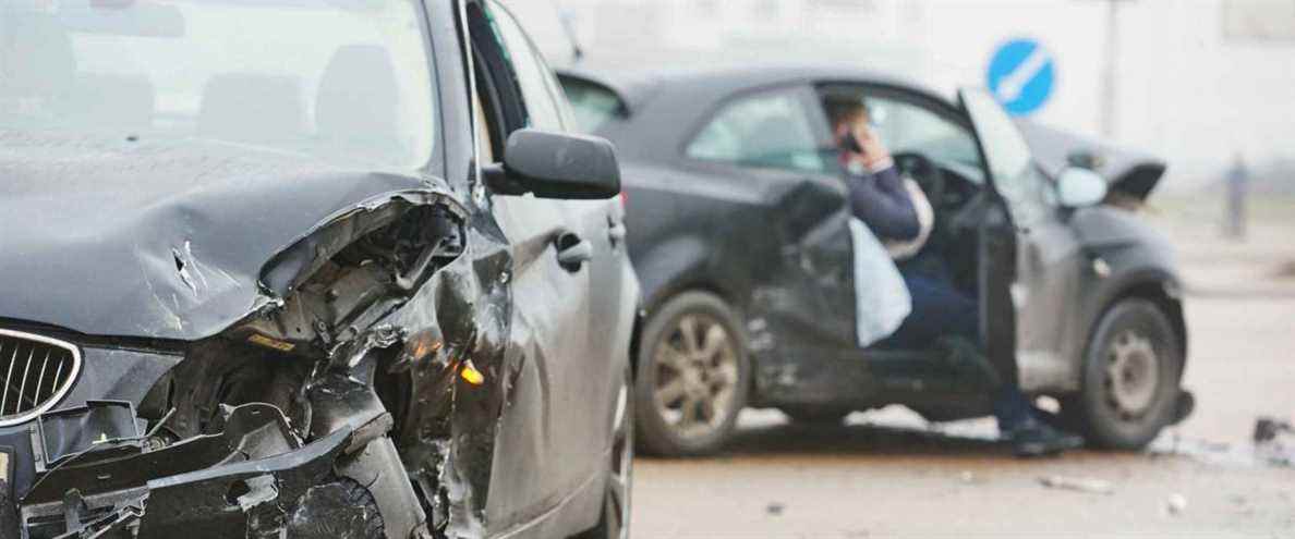 accident de voiture dans la rue, automobiles endommagées après collision en ville