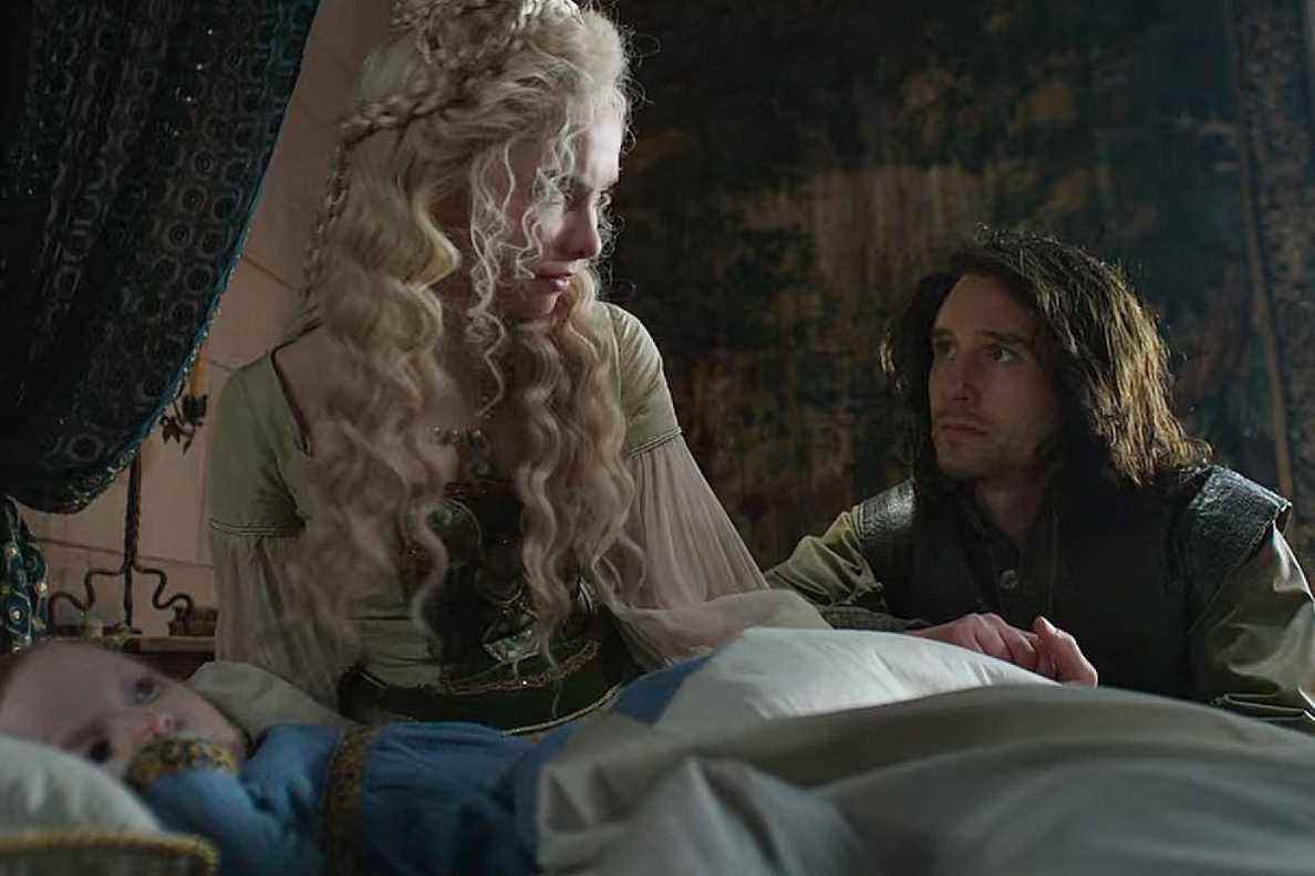 Duny plaide à genoux avec Pavetta alors qu'elle est assise au lit avec un bébé Ciri dans la saison 2 de The Witcher