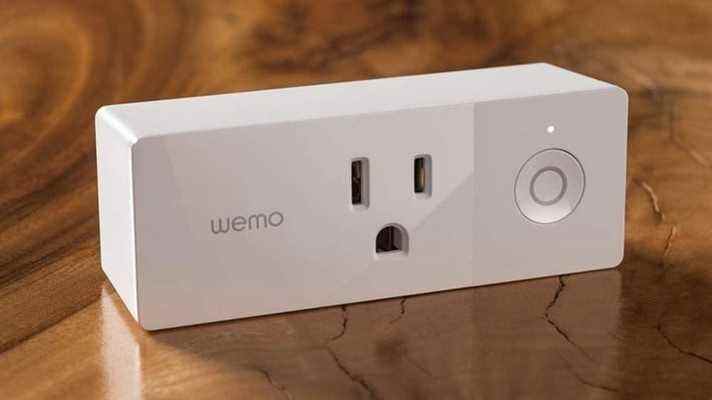 Une prise intelligente Wemo Indoor sur une table.