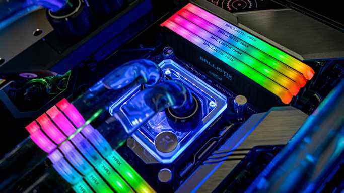 Une photographie de la mémoire lumineuse Crucial Ballistix MAX RGB.