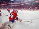 Le gardien des Canadiens Jake Allen lors des échauffements dans le Centre Bell vide avant leur match contre les Flyers de Philadelphie à Montréal le 16 décembre 2021, après que le service de santé publique a demandé aux Canadiens de tenir le match sans partisans en raison de l'augmentation du nombre de COVID-19 en la province. 