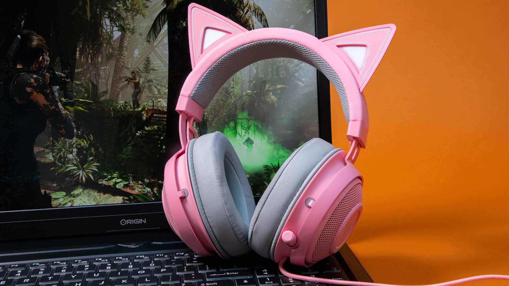 édition de razer kraken kitty sur un ordinateur portable de jeu sur fond orange