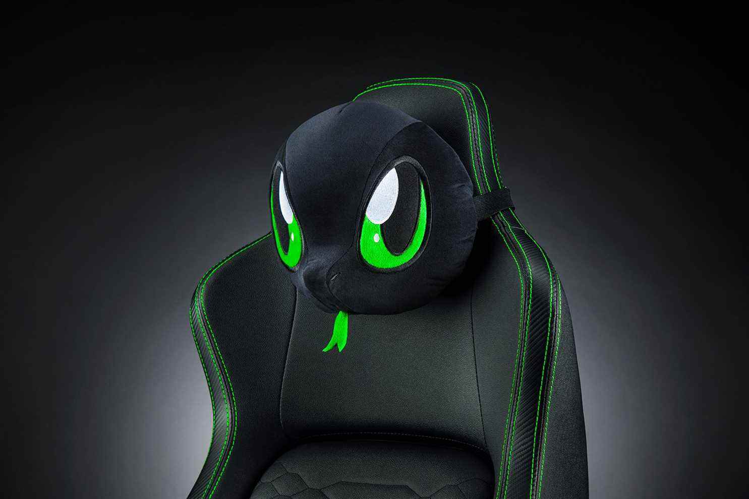 Oreiller de tête Razer Sneki Snek sur une chaise de jeu sur fond noir