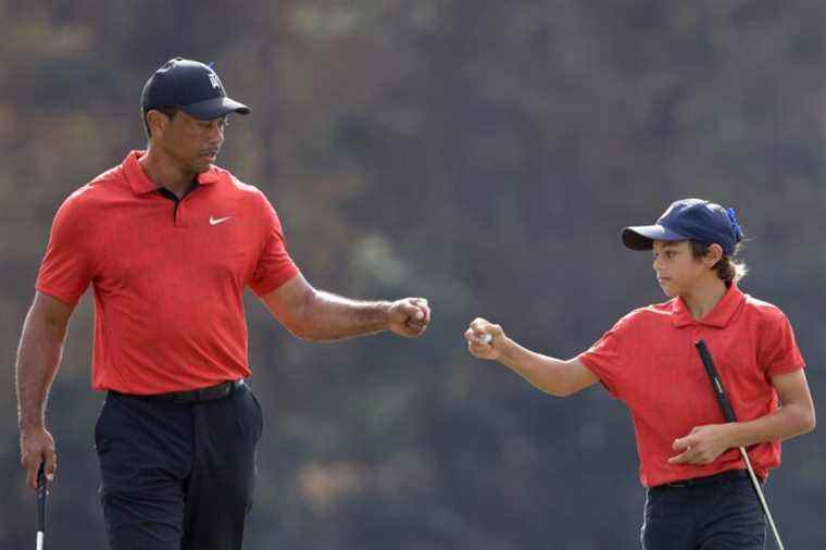 Tiger Woods et son fils Charlie font un birdie blitz pour terminer deuxième derrière John Daly au championnat PNC