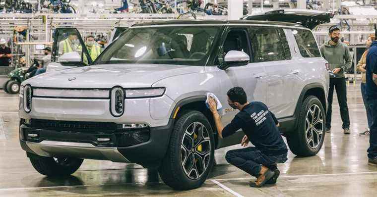 Rivian livre les premiers SUV électriques R1S