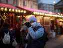 Des gens visitent un marché de Noël à Londres, le 20 décembre 2021. 