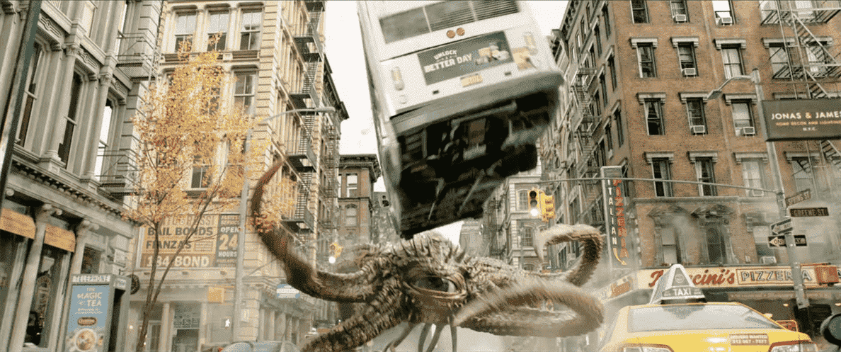 Shuma-Gorath, un monstre tentaculaire avec un œil central, lance un bus vers la caméra dans Doctor Strange in the Mountains of Madness. 