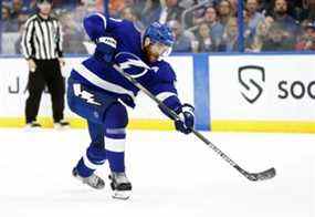 Le défenseur du Lightning de Tampa Bay Victor Hedman tire et marque un but contre les Sénateurs d'Ottawa à l'Aréna Amalie.  KIM KLEMENT/USA AUJOURD'HUI SPORTS