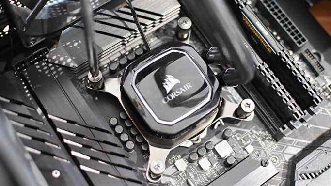 La pompe d'un refroidisseur d'eau Corsair AIO en cours d'installation sur une carte mère.