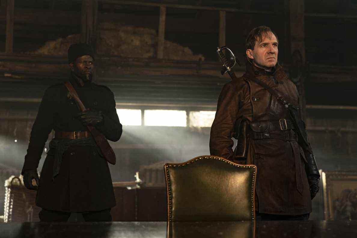 Ralph Fiennes et Djimon Hounsou en tenue d'aventure se préparent pour un combat dans The King's Man