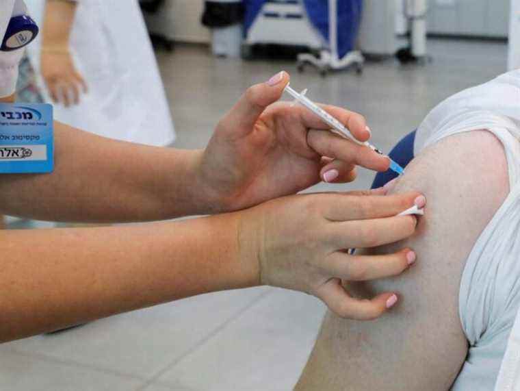 Israël offrira une quatrième dose de vaccin COVID-19 dans le but de dépasser Omicron