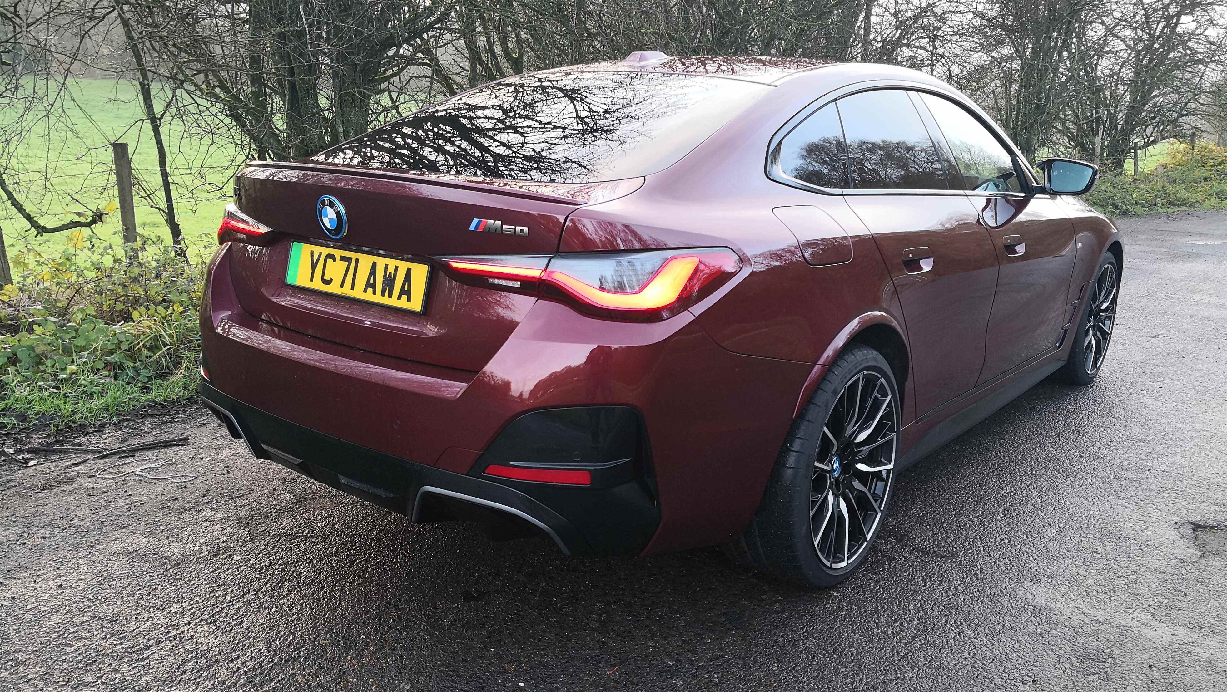 bmw i4 en rouge par derrière