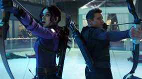 Kate Bishop (Steinfeld) et Clint Barton (Jeremy Renner) tentent de survivre aux vacances à New York dans 