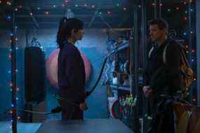 Hailee Steinfeld et Jeremy Renner jouent dans Hawkeye.