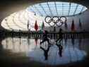 Des enfants courent à l'intérieur de la tour olympique de Pékin à Pékin, hôte des Jeux olympiques d'hiver de 2022, le 13 décembre 2021. (Photo par Noel Celis / AFP) (Photo par NOEL CELIS/AFP via Getty Images)