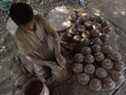 Un enfant potier pakistanais fabrique des tirelires en terre lors d'un atelier à Karachi, le 14 janvier 2019. 