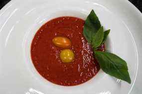 Soupe de tomates aux herbes.