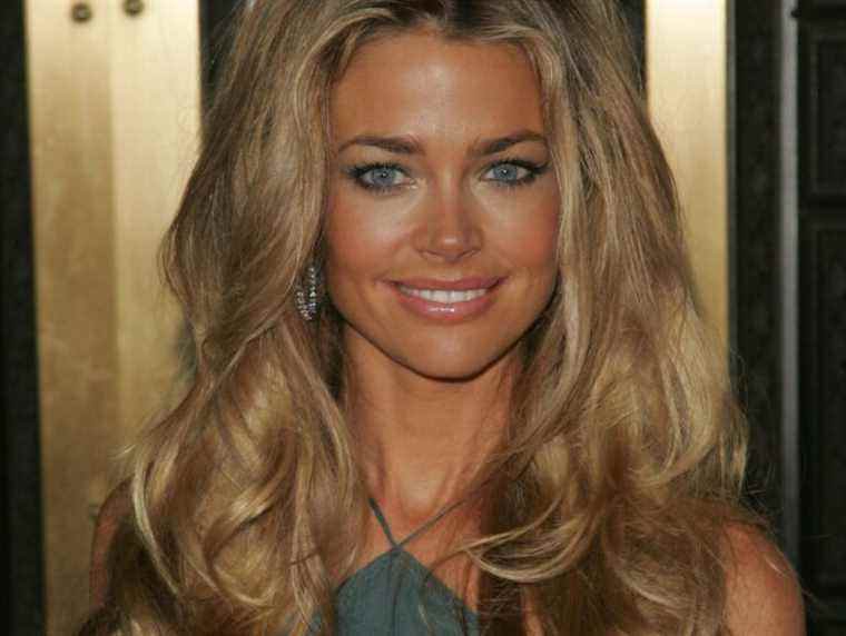 Denise Richards regrette d’avoir partagé un selfie d’avion sans masque