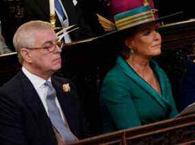 Le prince Andrew, le duc d'York Sarah Ferguson et la princesse Beatrice d'York assistent au mariage de la princesse Eugénie d'York et de M. Jack Brooksbank à la chapelle Saint-George le 12 octobre 2018 à Windsor, en Angleterre.  (Danny Lawson – Piscine WPA/Getty Images)