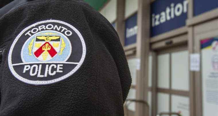 Des policiers de Toronto arrêtent un homme qui tentait d’entrer dans la gare avec des couteaux et un cocktail molotov