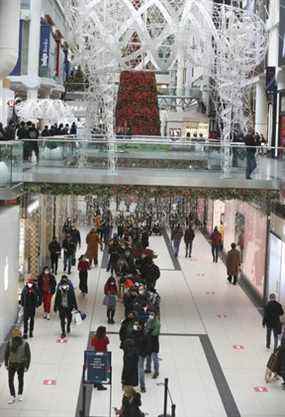 Achats de Noël de dernière minute au Toronto Eaton Centre, pas si bondé, le jeudi 23 décembre 2021.