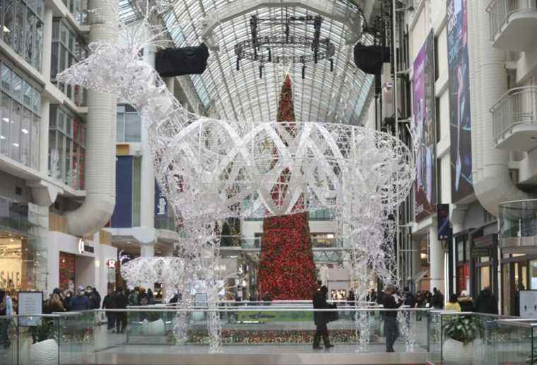 Les acheteurs de dernière minute se rendent au centre commercial mais la foule reste mince