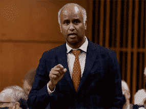 Le ministre fédéral du Logement, Ahmed Hussen, a déclaré qu'il soutenait les villes canadiennes mettant en œuvre des mesures de densité comme celles récemment déployées en Nouvelle-Zélande, qui permettent de construire jusqu'à trois maisons sur la plupart des lots unifamiliaux.